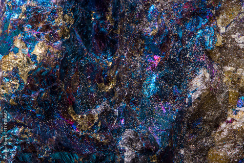 Niebiesko-fioletowa psychodeliczna skała, mikroskopijna tekstura mineralna.