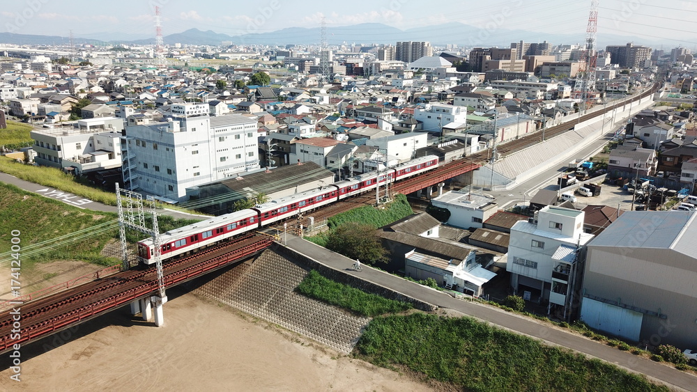 Fototapeta premium 大和川より近鉄南大阪線の電車と松原市