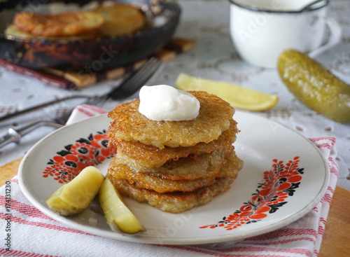 Fotografía Fried potato fritters with sour cream
