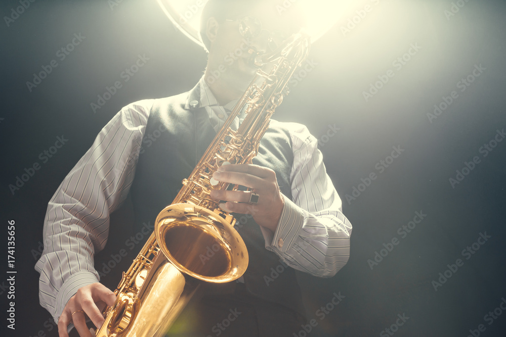 Obraz premium Young man playing the Saxophone