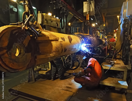 Butt welding underwater pipeline using automatic equipment photo