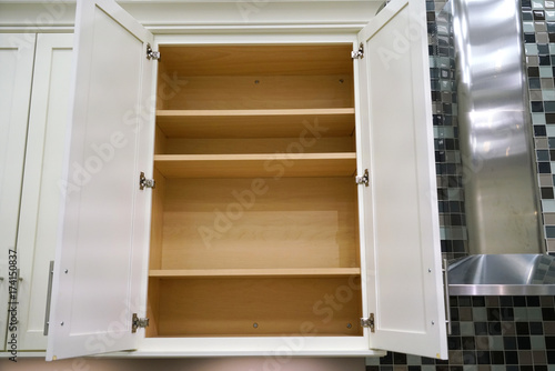 Fotografía kitchen cabinet with door open