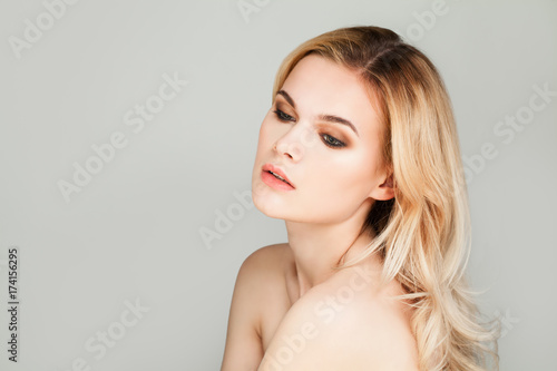 Fashion Blondie Woman Fashion Model with Wavy Hairstyle