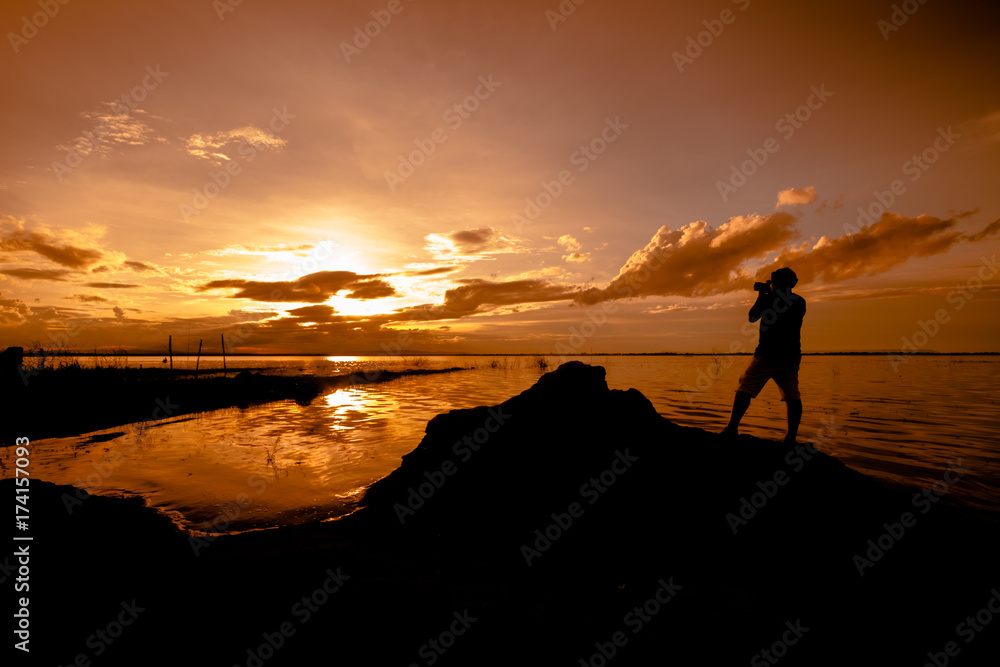 silhouette photographer shooting sunset silhouette photographer shooting sunset
