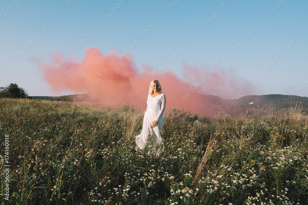 Obraz premium Bride running with red smoke