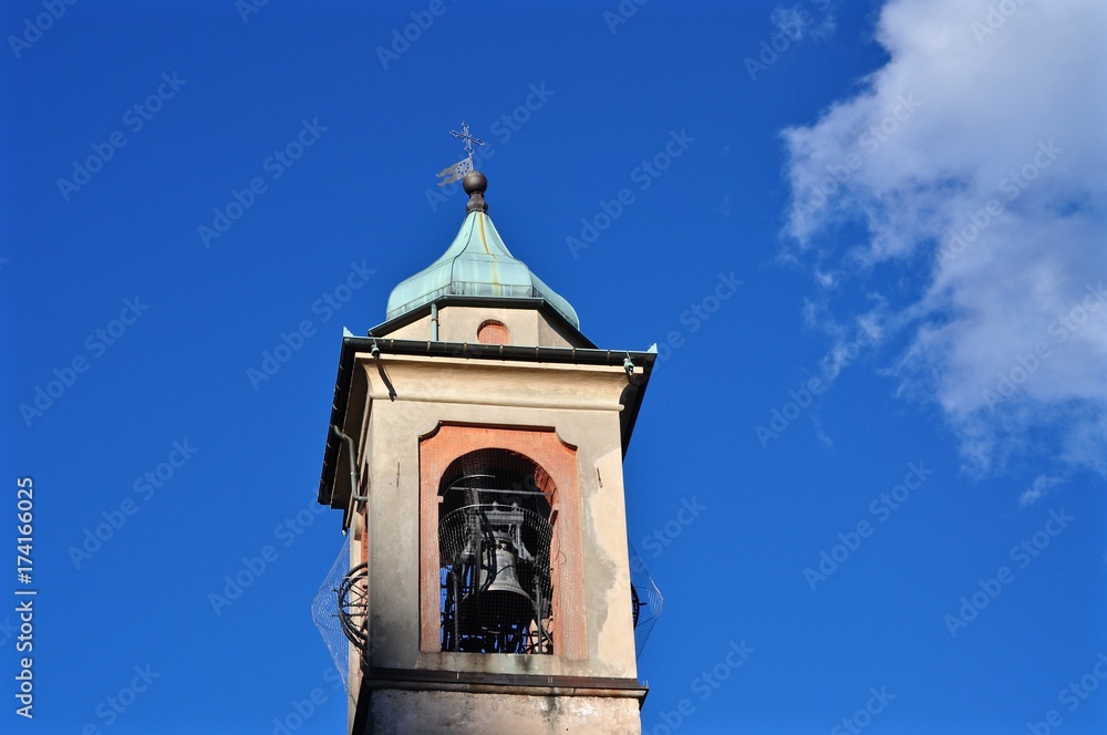 Kirchturm mit Kirchenglocke in Orselina, Tessin, Schweiz