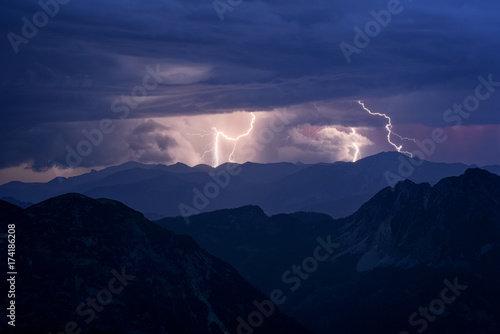Canvastavla Gewitter mit Blitzen über den Bergen