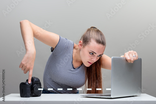 Fotografia woman transfers pictures from her digital camera