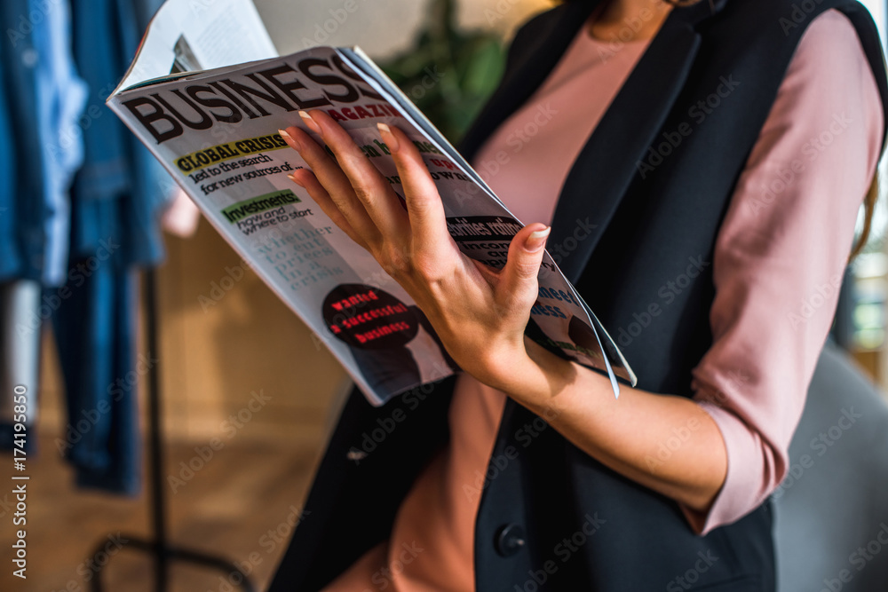 Obraz premium girl reading business magazine