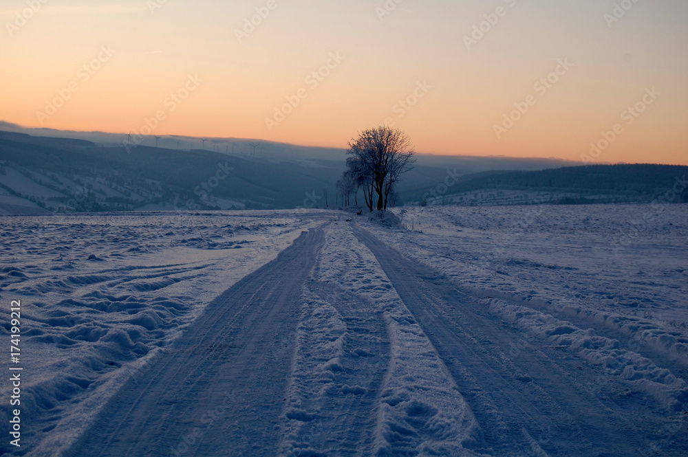 Sonnenaufgang im Erzgebirge im Winter