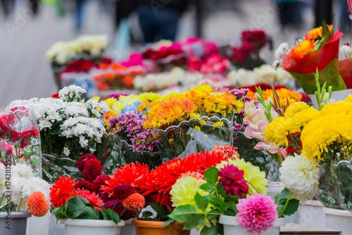 Fototapeta Naklejka Na Ścianę i Meble -  Different bouquets of colorful flowers in the city market.
