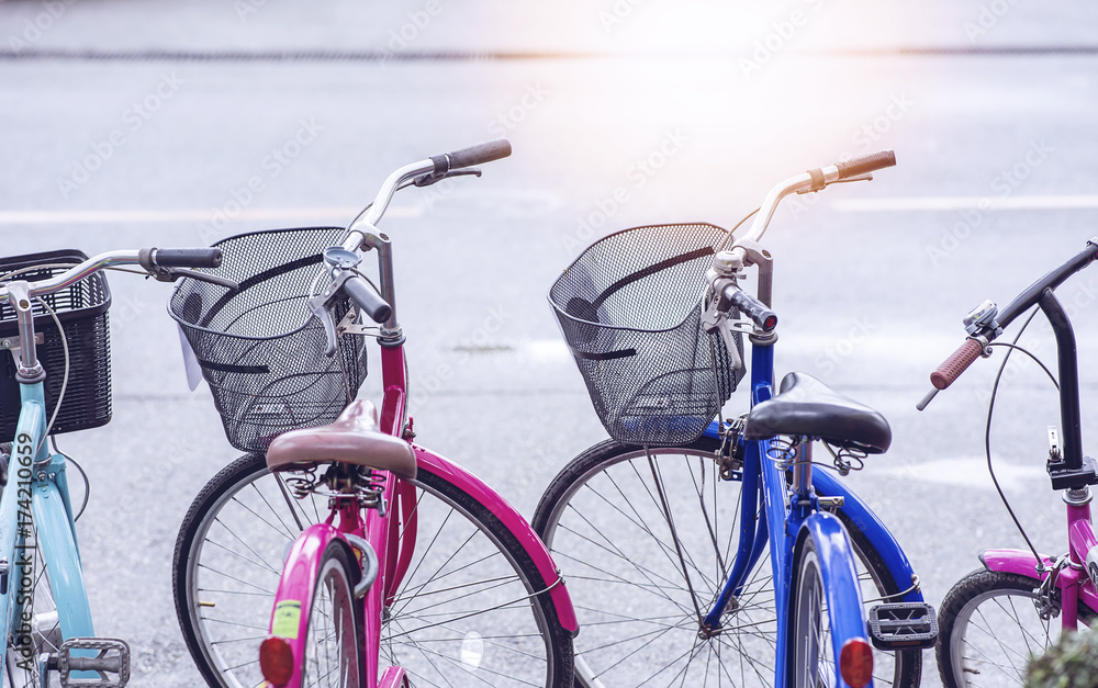 Obraz premium Row of parked vintage bicycles