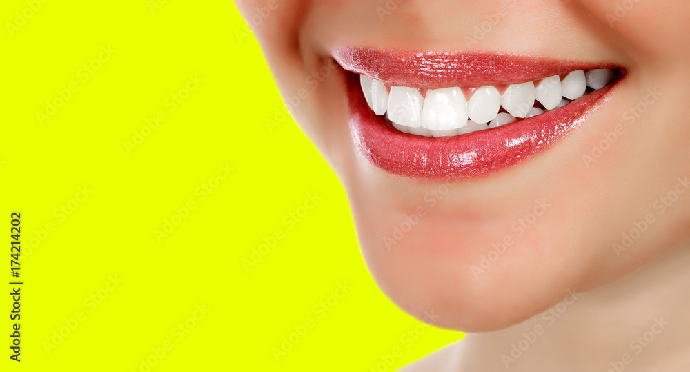 Obraz premium Pretty woman smiling against a yellow background with copyspace