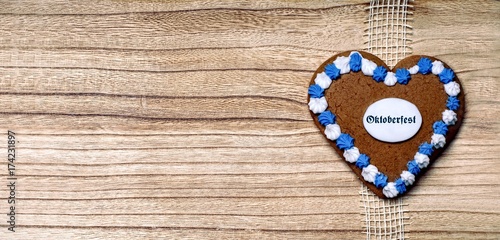 Lebkuchenherz auf Holz mit Inschrift  Oktoberfest  photo