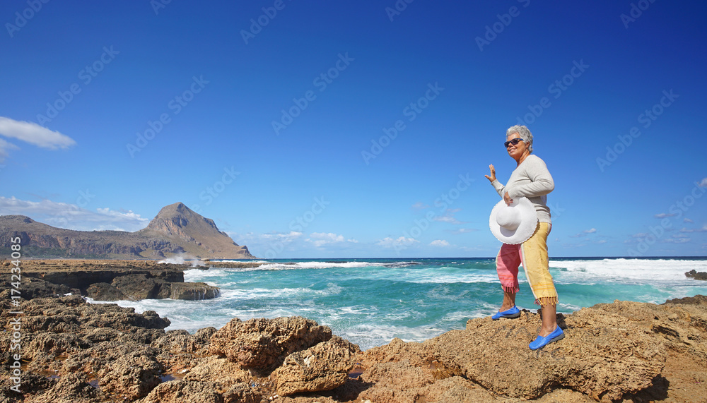 aktive Seniorin am Strand - Lebensfreude aktive Seniorin am Strand - Lebensfreude