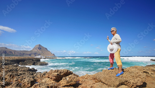 aktive Seniorin am Strand - Lebensfreude