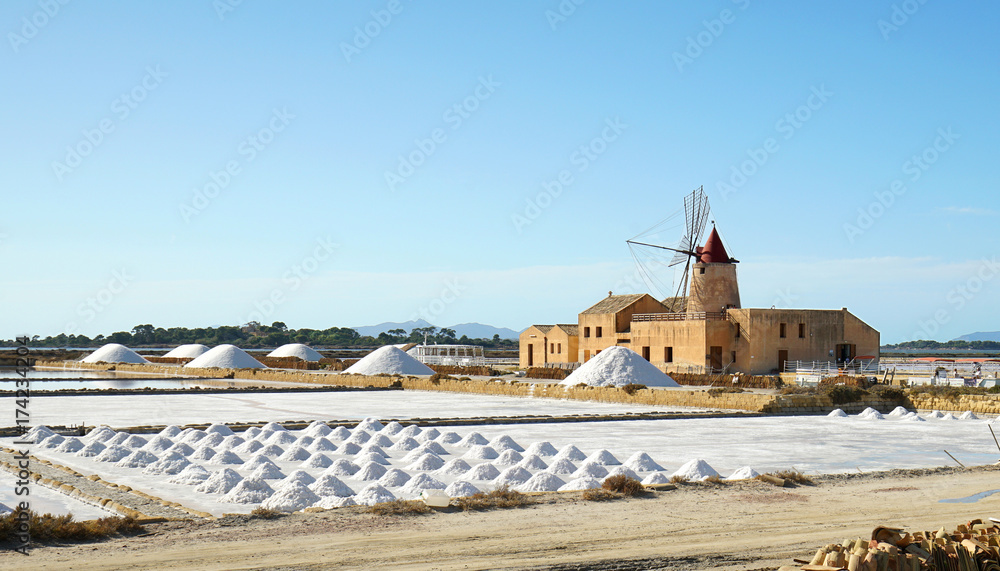 Sizilien - Windmühle zur Salzgewinnung