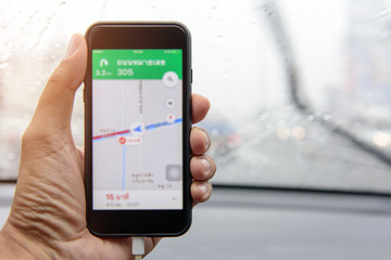  Searching a map on telephone befor travel.