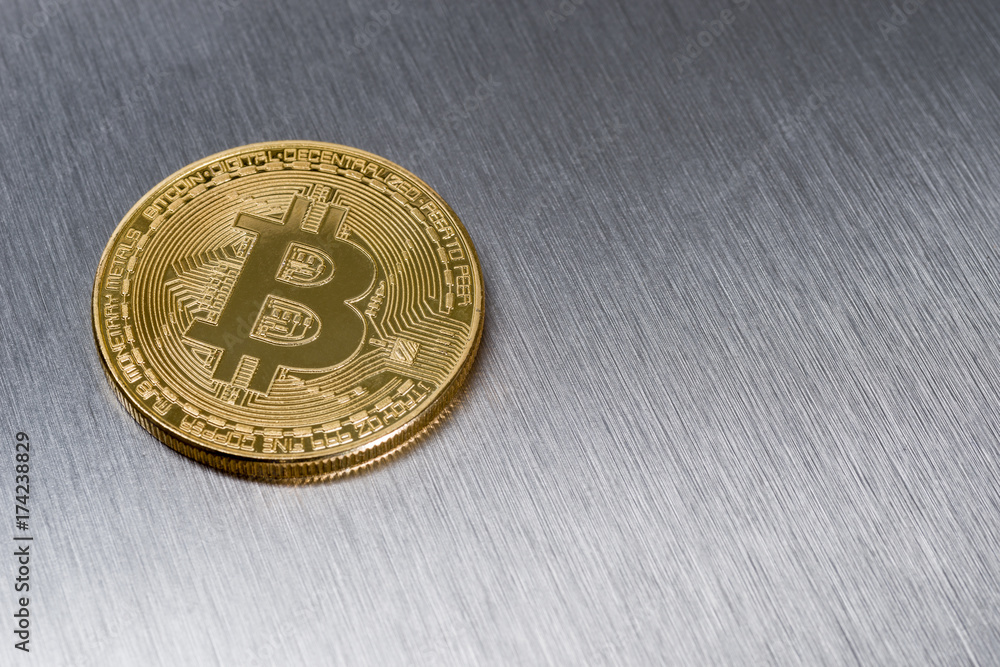 Goldene Bitcoin Münze mit Textfreiraum Goldene Bitcoin Münze mit Textfreiraum
