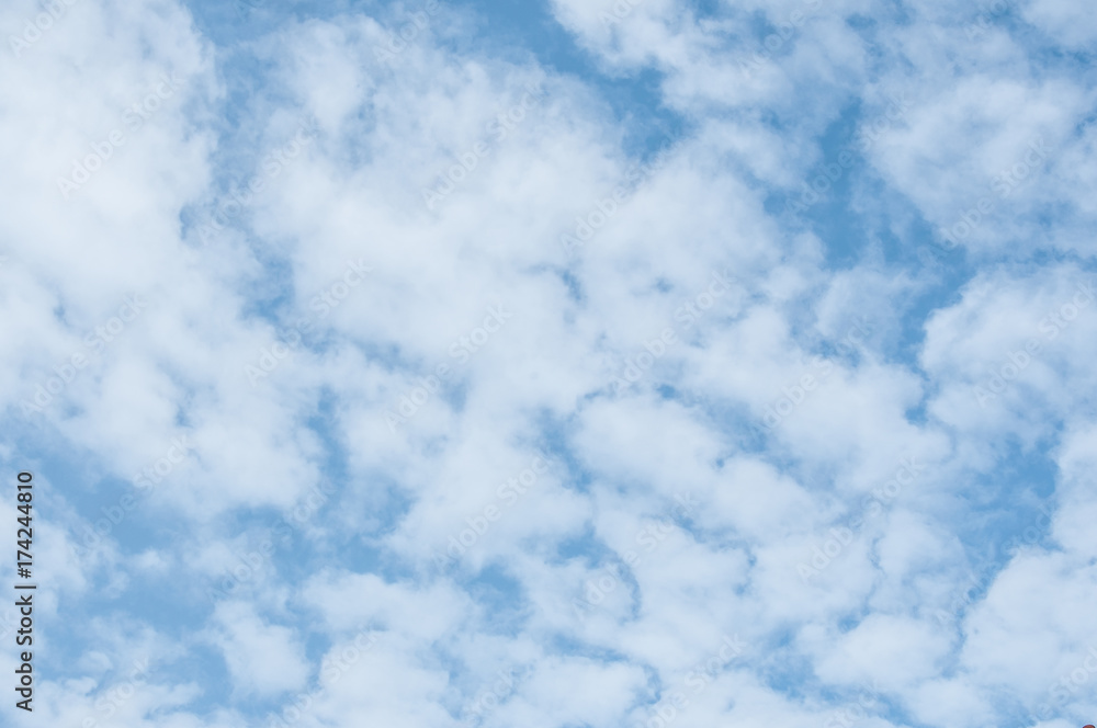 ciel bleu avec de jolis petits nuages ciel bleu avec de jolis petits nuages