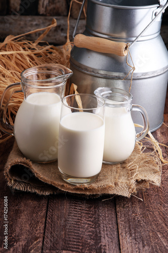 Obraz na płótnie A jug of milk and glass of milk on a wooden table