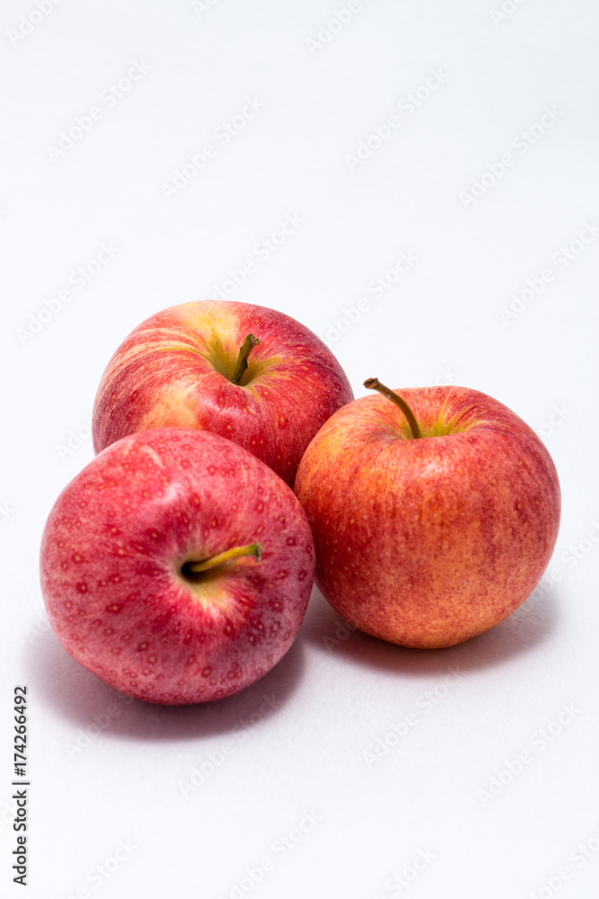 Drei rote Äpfel auf weißem Hintergrund isoliert Drei rote Äpfel auf weißem Hintergrund isoliert