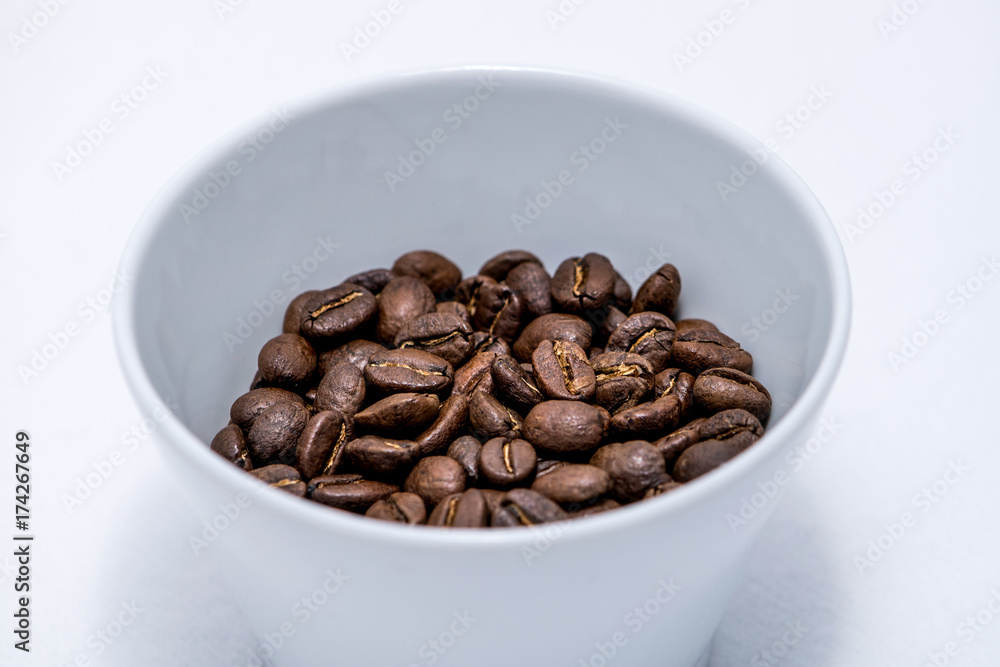 Kaffee im weißen Becher auf weißem Hintergrund Kaffee im weißen Becher auf weißem Hintergrund