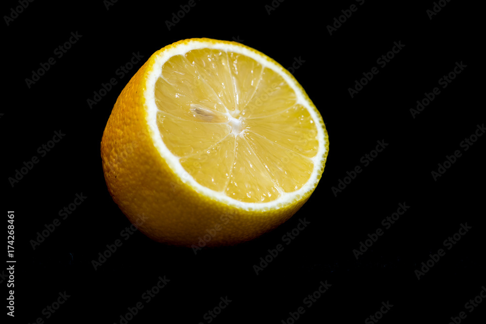 Zitrone mit schwarzem Hintergrund Zitrone mit schwarzem Hintergrund
