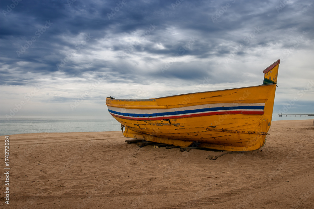 Gelbes altes Boot am Strand Meer von Barcelona Spanien 