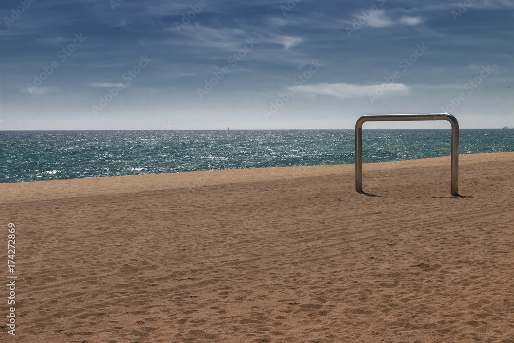 Fitnessgerät am Strand Meer von Barcelona Spanien Fitnessgerät am Strand Meer von Barcelona Spanien