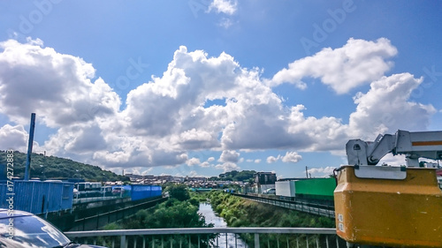 夏の雲と川