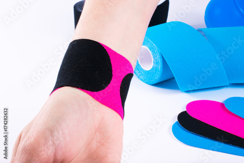 Tableau sur toile hand with kinesiology tape