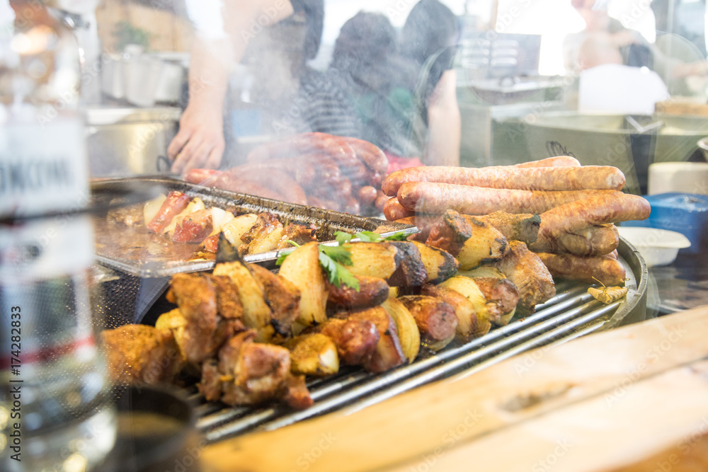 Fleischspieß und Bratwürste auf Grill bei Stadtfest Imbiss Stand
