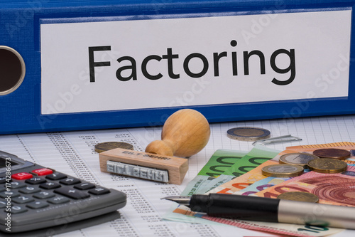 Aktenordner (blau) mit Beschriftung Factoring
