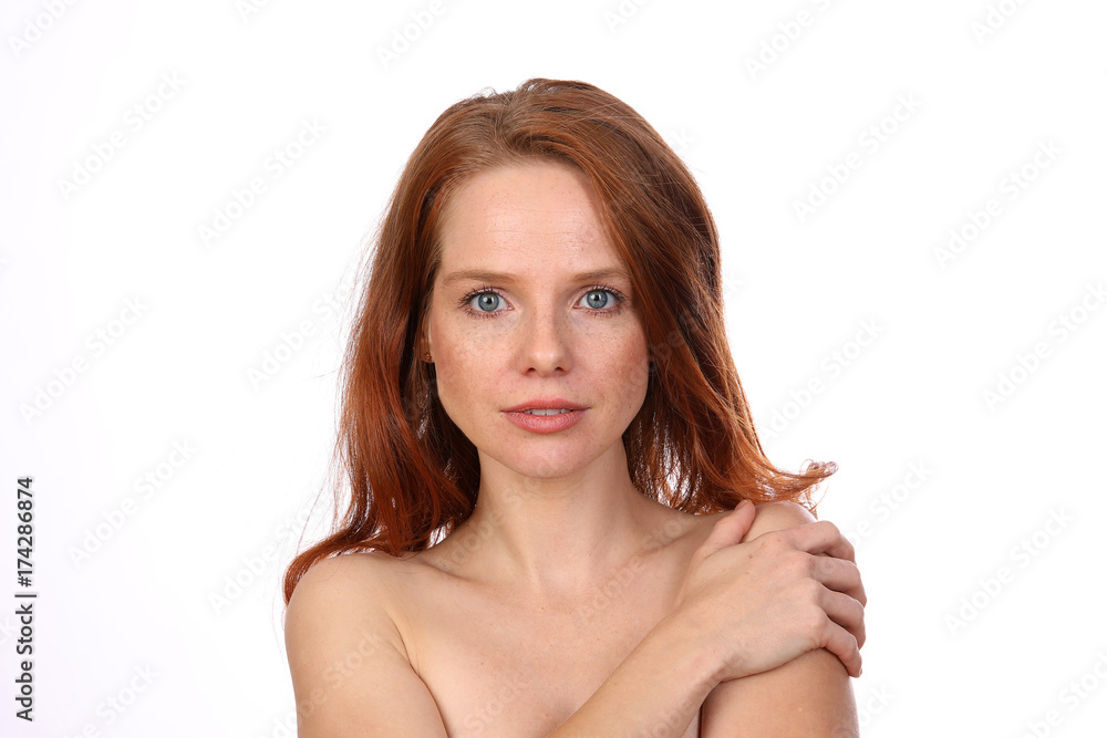 Hübsche rothaarige Frau mit nackten Schultern Hübsche rothaarige Frau mit nackten Schultern