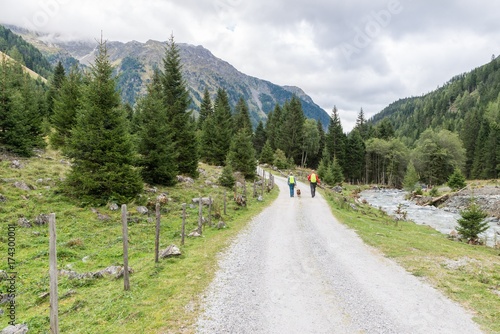 Wanderer im Weißpriachtal in Lungau, Österreich