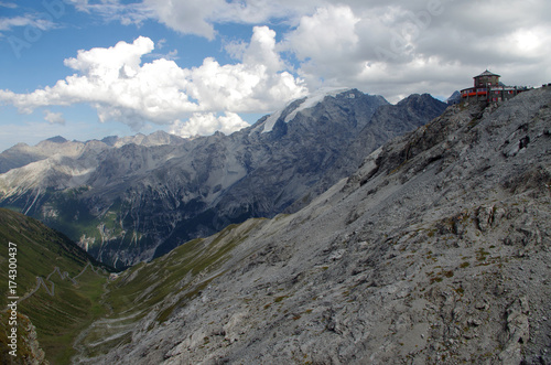 La route mythique du col du Stelvio en Italie avec un glacier, un refuge et les virages