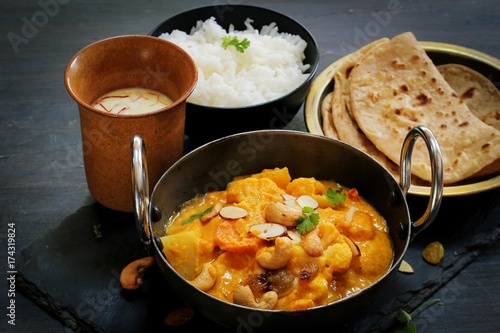 Foto Vegetable or Navratan Korma - Indian Mixed Veg Curry served with Roti and rice