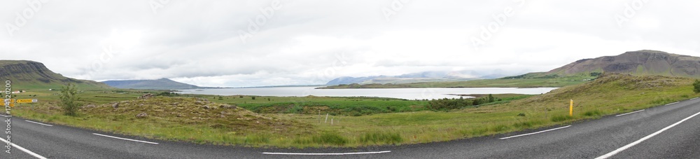 Landschaft am Hvalfjörður (Walfjord) in Islands Süd-Westen