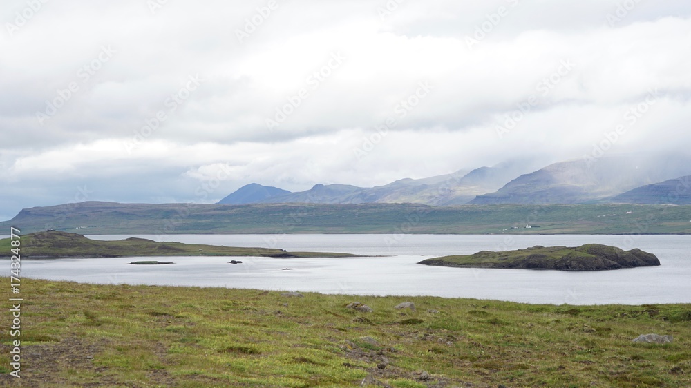 Landschaft am Hvalfjörður (Walfjord) in Islands Süd-Westen