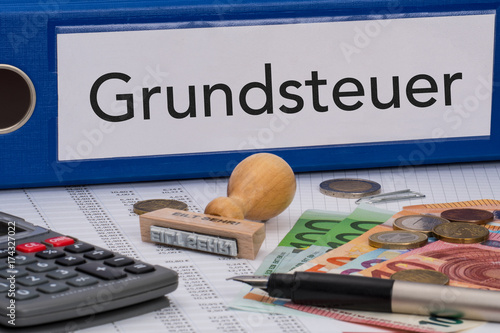 Aktenordner (blau) mit Beschriftung Grundsteuer