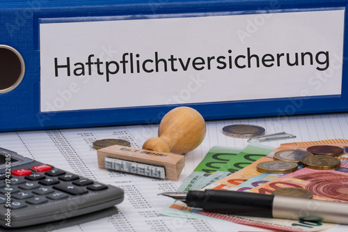 Aktenordner (blau) mit Beschriftung Haftpflichtversicherung