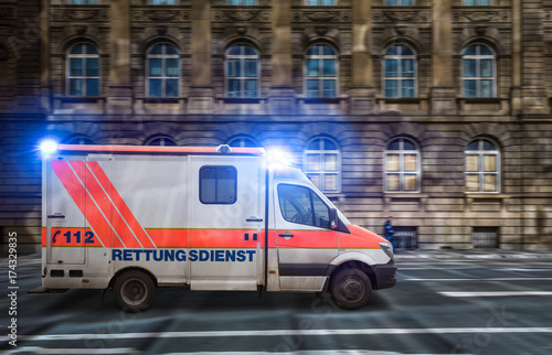 Krankenwagen vor Häuserwand