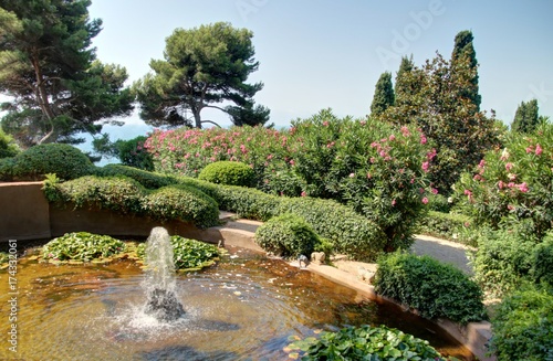 Jardin méditereranéen au bord de la mer