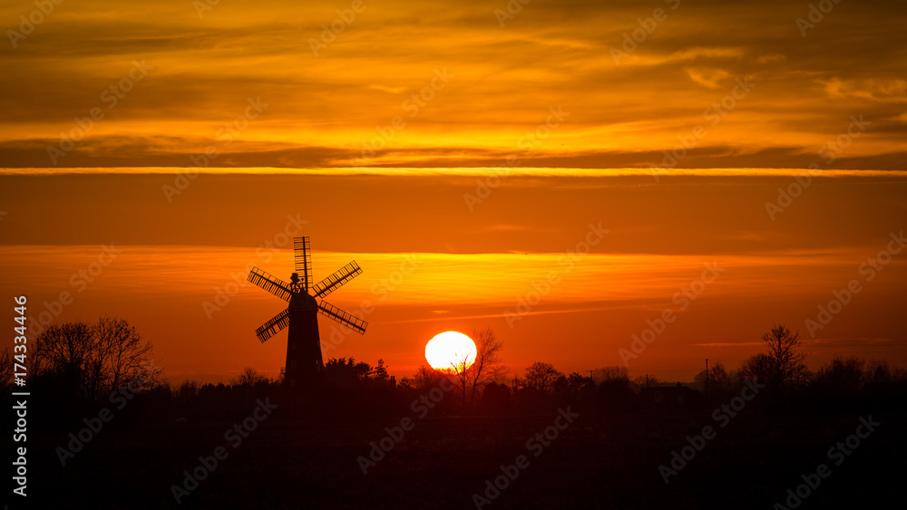 Obraz premium Windmill silhouette