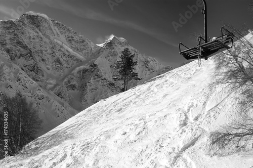 Schilderij op canvas Black and white view on old chair lift and off-piste ski slope