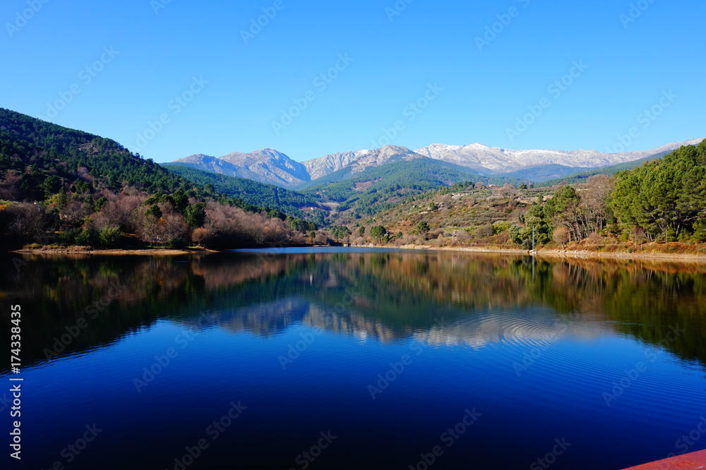 Lago y montaña