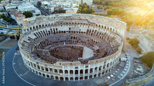 Vista aerea del maestoso Colosseo a Roma, in volo sopra la storia