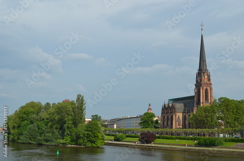 Frankfurt Dreikönigskirche vom Mainkai