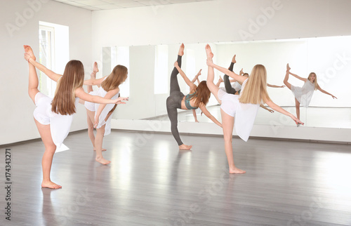 Fototapeta Naklejka Na Ścianę i Meble -  Group of young dancers in studio